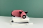 Preview: leseleuchte-henry-fuer-die-schulter-leseschwein-leselampe-buch-rosa-design-made-in-germany-hergestellt-in-deutschland