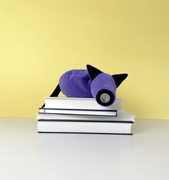 leseleuchte-henry-fuer-die-schulter-leseschwein-leselampe-buch-flieder-design-made-in-germany-hergestellt-in-deutschland
