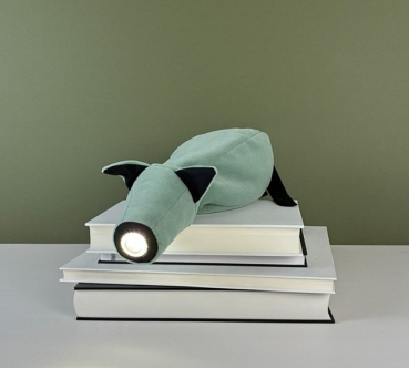 leseleuchte-henry-fuer-die-schulter-leseschwein-leselampe-buch-salbei-design-made-in-germany-hergestellt-in-deutschland