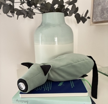 Preview: leseleuchte-henry-fuer-die-schulter-leseschwein-ideales-licht-zum-lesen-salbei-design-made-in-germany-hergestellt-in-deutschland