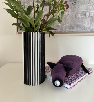 Preview: leseleuchte-henry-fuer-die-schulter-stoffmuster-fuer-leselampe-farbe-viola-trevira-velours-design-made-in-germany-hergestellt-in-deutschland