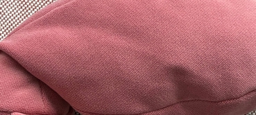 Preview: leseleuchte-henry-fuer-die-schulter-stoffmuster-fuer-leselampe-farbe-rosa-trevira-velours-design-made-in-germany-hergestellt-in-deutschland
