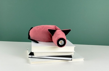 leseleuchte-henry-fuer-die-schulter-leseschwein-leselampe-buch-rosa-design-made-in-germany-hergestellt-in-deutschland