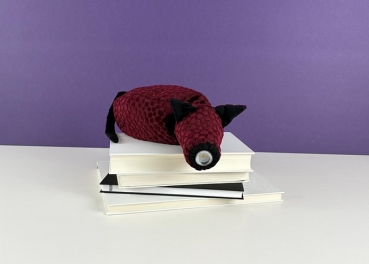 leseleuchte-henry-fuer-die-schulter-leseschwein-leselampe-buch-weinrot-design-made-in-germany-hergestellt-in-deutschland