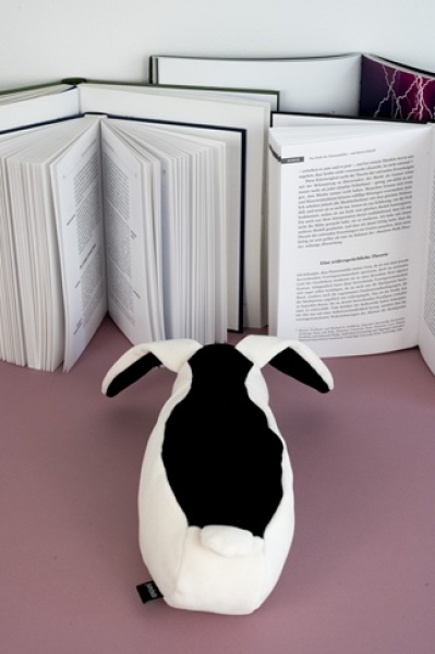 leseleuchte-holly-fuer-die-schulter-leseratte-leselampe-buch-blackandwhite-design-made-in-germany-hergestellt-in-deutschland