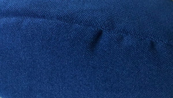 leseleuchte-henry-fuer-die-schulter-leseschwein-leselampe-buch-nachtblau-design-made-in-germany-hergestellt-in-deutschland