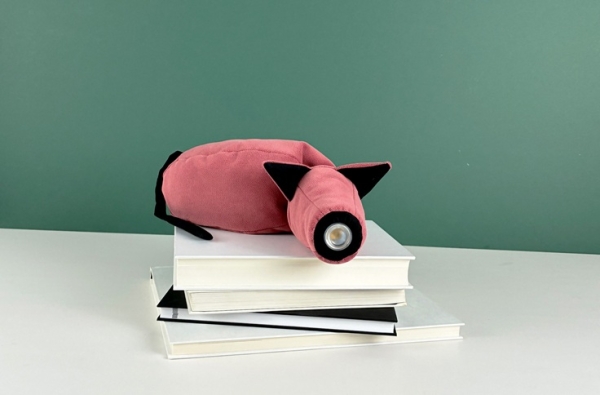 leseleuchte-henry-fuer-die-schulter-leseschwein-leselampe-buch-rosa-design-made-in-germany-hergestellt-in-deutschland