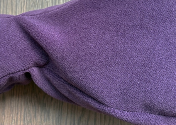 leseleuchte-henry-fuer-die-schulter-stoffmuster-fuer-leselampe-farbe-viola-trevira-velours-design-made-in-germany-hergestellt-in-deutschland